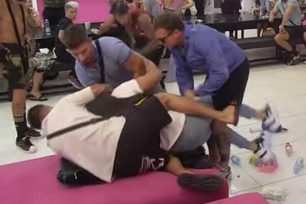 DEJAN DRAGOJEVIĆ PUCA PO ŠAVOVIMA! Krenuo da LOMI SVE PO KUĆI, urlao i nasrnuo na Miljanu! NEVIĐENI HAOS! (VIDEO)