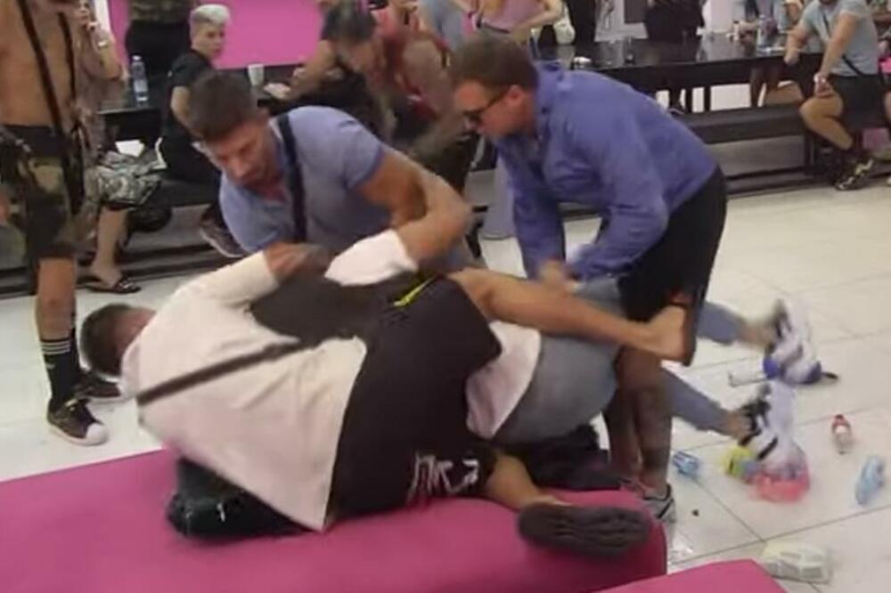 DEJAN DRAGOJEVIĆ PUCA PO ŠAVOVIMA! Krenuo da LOMI SVE PO KUĆI, urlao i nasrnuo na Miljanu! NEVIĐENI HAOS! (VIDEO)