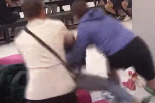 DEJAN DRAGOJEVIĆ RAZLUPAO SVE PO BELOJ KUĆI: Lupao glavom u stub, bacao se po podu, NJIH PETORICA ga smirivali!