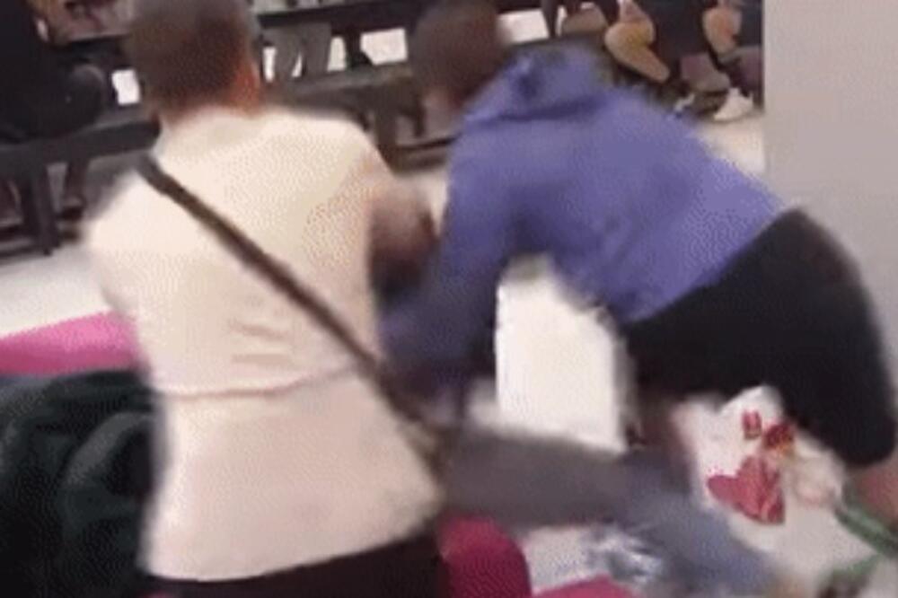 DEJAN DRAGOJEVIĆ RAZLUPAO SVE PO BELOJ KUĆI: Lupao glavom u stub, bacao se po podu, NJIH PETORICA ga smirivali!