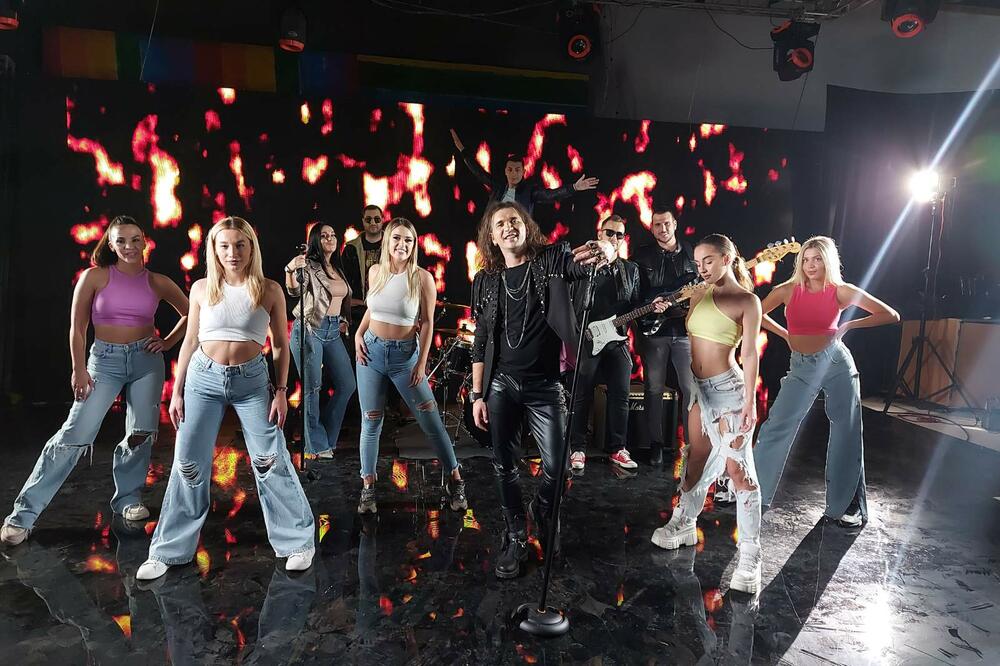 TREBA SE ZNATI OŽENITI: Naš pevač sa suprugom birao se**i plesačice za spot!