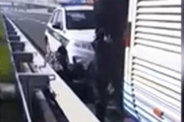 AKCIJA POLICIJE U SARAJEVU: Izvukli dvojicu migranata ispod autobusa koji je krenuo za Frankfurt (VIDEO)