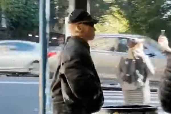 KO MAJKL MAJERS IZ NOĆI VEŠTICA: Popularni pevač stavio UZNEMIRUJUĆU MASKU na lice pa prošetao ULICAMA!(FOTO+VIDEO)