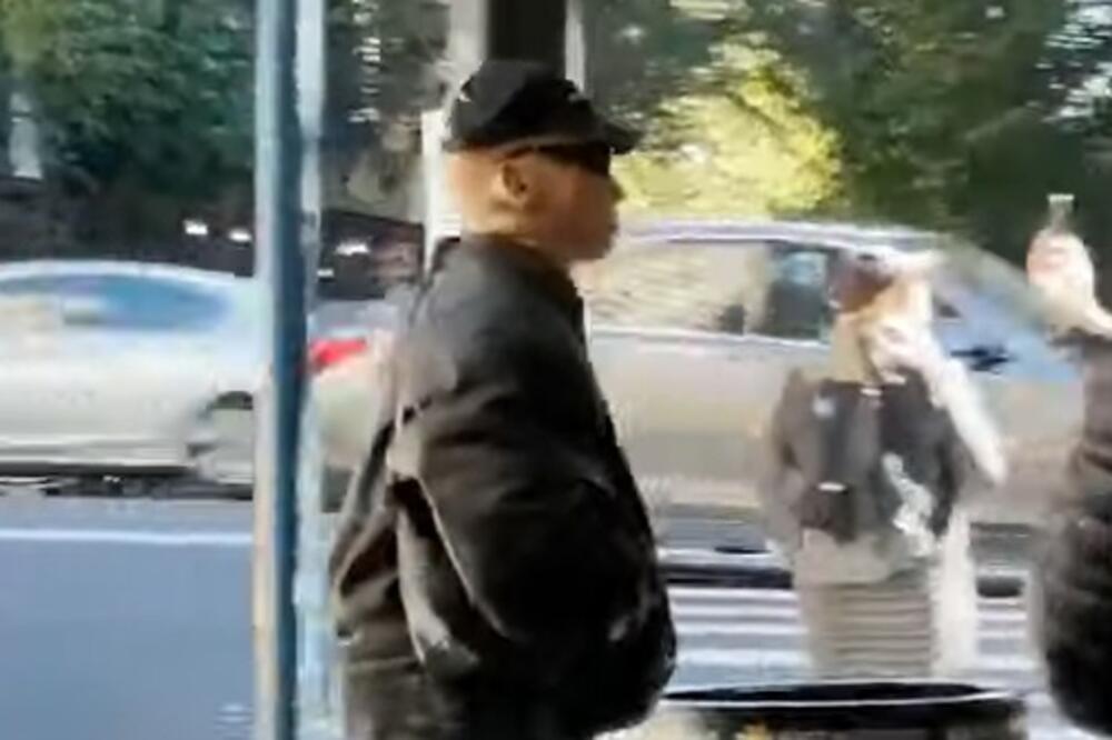 KO MAJKL MAJERS IZ NOĆI VEŠTICA: Popularni pevač stavio UZNEMIRUJUĆU MASKU na lice pa prošetao ULICAMA!(FOTO+VIDEO)