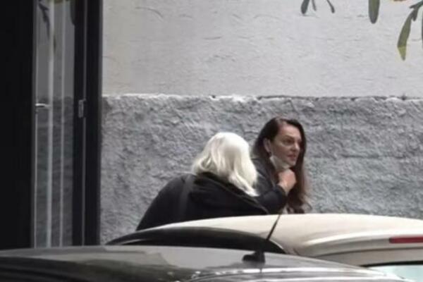 28 GODINA JE MLAĐA OD NJEGA, NE VOLI MEDIJE! BORA ĐORĐEVIĆ USLIKAN NA ULICI SA SUPRUGOM: Vidno da OTEŽANO HODA!