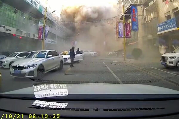 STRAVIČAN SNIMAK IZ KINE! U eksploziji gasa najmanje troje mrtvo, zgrade padale kao KULE OD KARATA! (FOTO) (VIDEO)