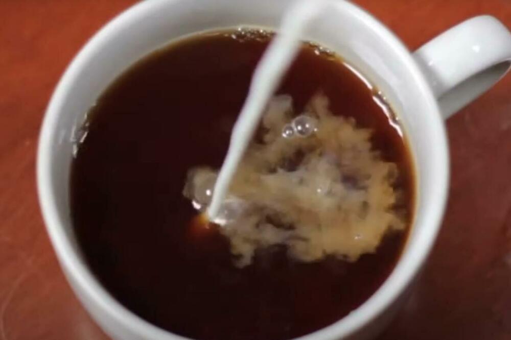 LJUDI POMAHNITALO SIPAJU MLEKO U ČAJ, A NE ZNAJU PRAVU ISTINU: Evo šta stoji iza svega, NEVERICA