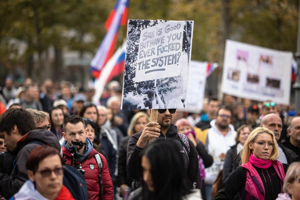 VIC NA KOJI ĆETE OPLAKATI: Otišli Mujo i Haso u Sloveniju da prose