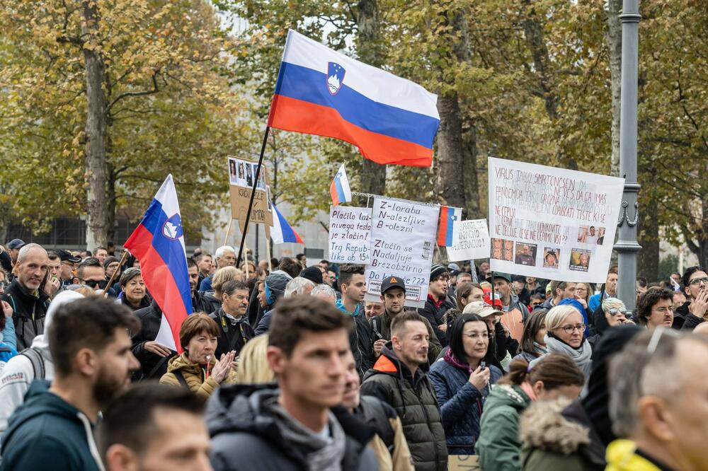 NOVI PROTESTI PROTIV KOVID PROPUSNICA U SLOVENIJI: Uhapšeno 17 osoba, letele kamenice (FOTO)