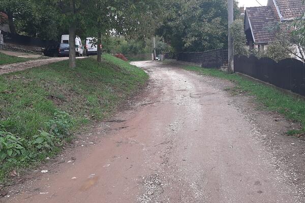 MEŠTANI TOPOLE ZAROBLJENI U 20. VEKU! Makadam pun rupa, kiša kada padne stvori velike probleme (FOTO)