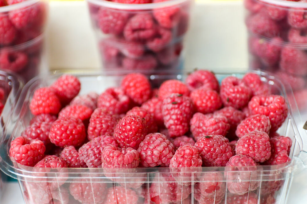 OVO VOĆE I POVRĆE UZIMAJTE SMRZNUTO: Niste ni SVESNI šta sve IMA U NJEMU!