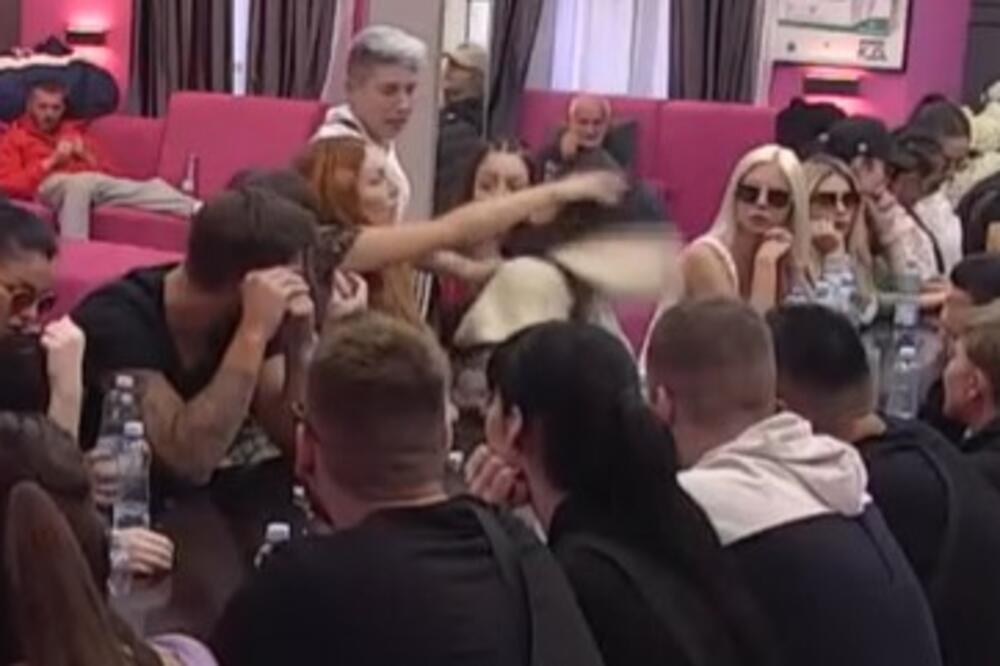 TARA SIMOV PONOVO POKAZALA DIVLJAČKO PONAŠANJE: Nasrnula na Irmu, čupala je, udarala, OBEZBEĐENJE ULETELO! VIDEO