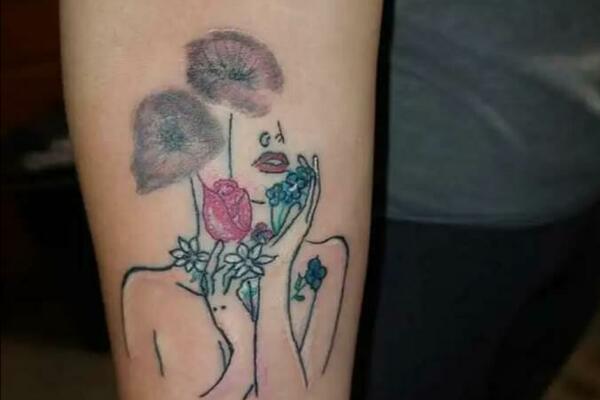 POHVALILA SE NOVOM TETOVAŽOM, PA JE UNIŠTILI KOMENTARIMA: ''To nije cveće, to su...''!(FOTO)