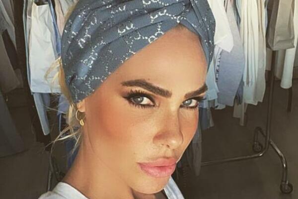 RAZVELA SE OD TOTIJA, PA SE TOTALNO OPUSTILA: Manekenka otišla na odmor, pa se tamo skroz RAZGOLITILA! (FOTO)