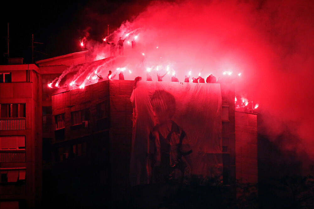 GROBARI PODSETILI NA TUŽNI JUBILEJ - 10 GODINA IDEJA I VODILJA: Transparent i bakljada u Ivanovu čast! (FOTO)