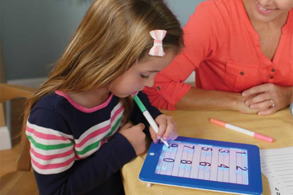 OBRADUJTE NAJMLAĐE: Na ovaj način učinite da njihovi crteži ZASIJAJU, ali bukvalno!