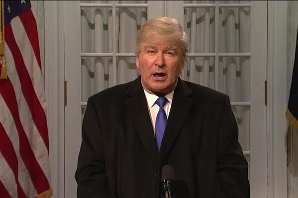 BOLDVIN SE PROSLAVIO IMITIRAJUĆI DONALDA TRAMPA! Pogledajte kako je glumac "skidao" političara (VIDEO)