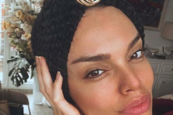 ZAVIRITE U LUKSUZNI DOM SOFIJE RAJOVIĆ: Zlatni detalji, kraljevski krevet, ogledala, JAKO RASKOŠNO!(FOTO)