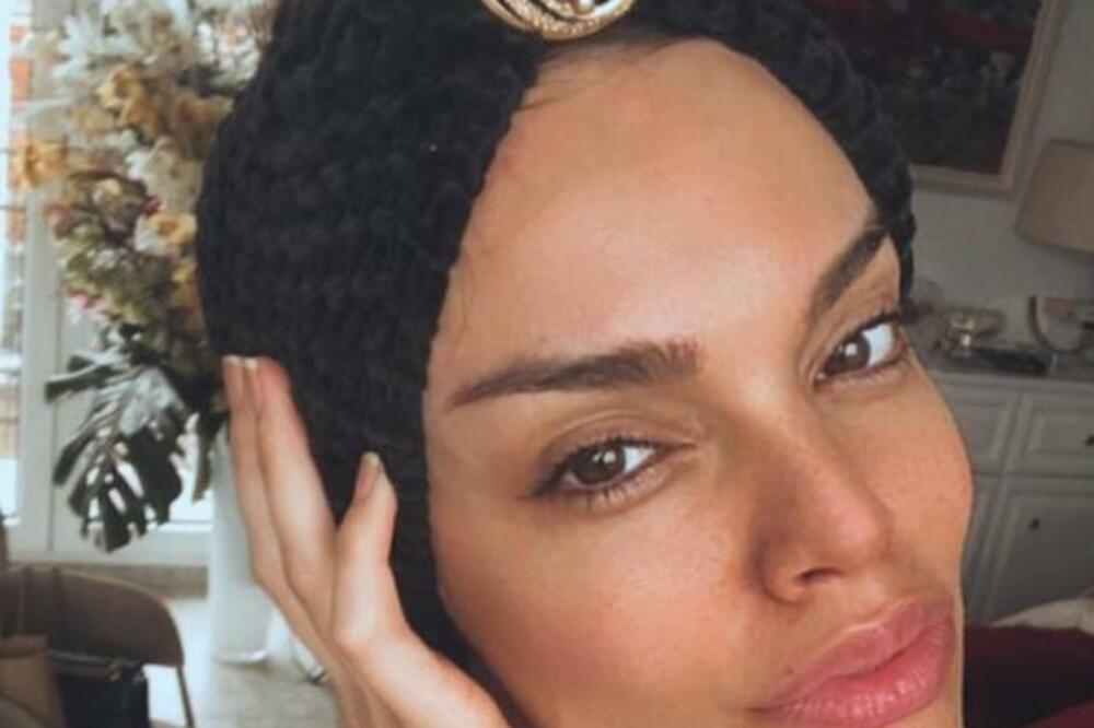 ZAVIRITE U LUKSUZNI DOM SOFIJE RAJOVIĆ: Zlatni detalji, kraljevski krevet, ogledala, JAKO RASKOŠNO!(FOTO)