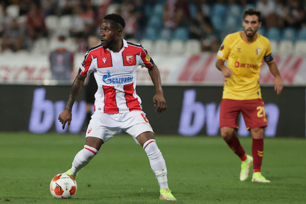 KANGA NAJVESELIJI: Zvezdin fudbaler oduševio navijače prilikom podravljanja nakon remija protiv Midtjilanda (VIDEO)