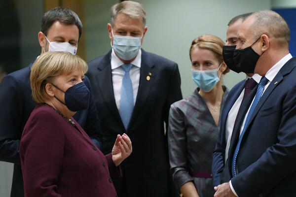 "SAMITI BEZ NJE ĆE BITI KAO PARIZ BEZ AJFELOVE KULE": Lideri Evropske unije OVACIJAMA ISPRATILI Merkelovu! (VIDEO)