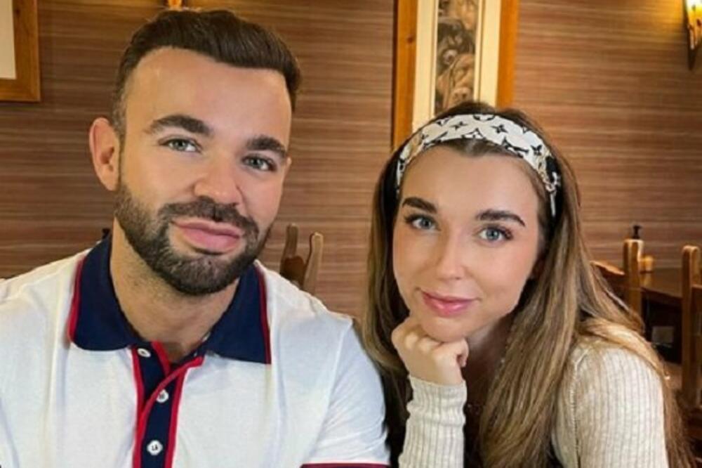 PROSLAVILI SE POZIRAJUĆI GOLI, PA OTKRILI DA SU BRAT I SESTRA: Reakcija roditelja FRAPIRALA SVE! (FOTO)