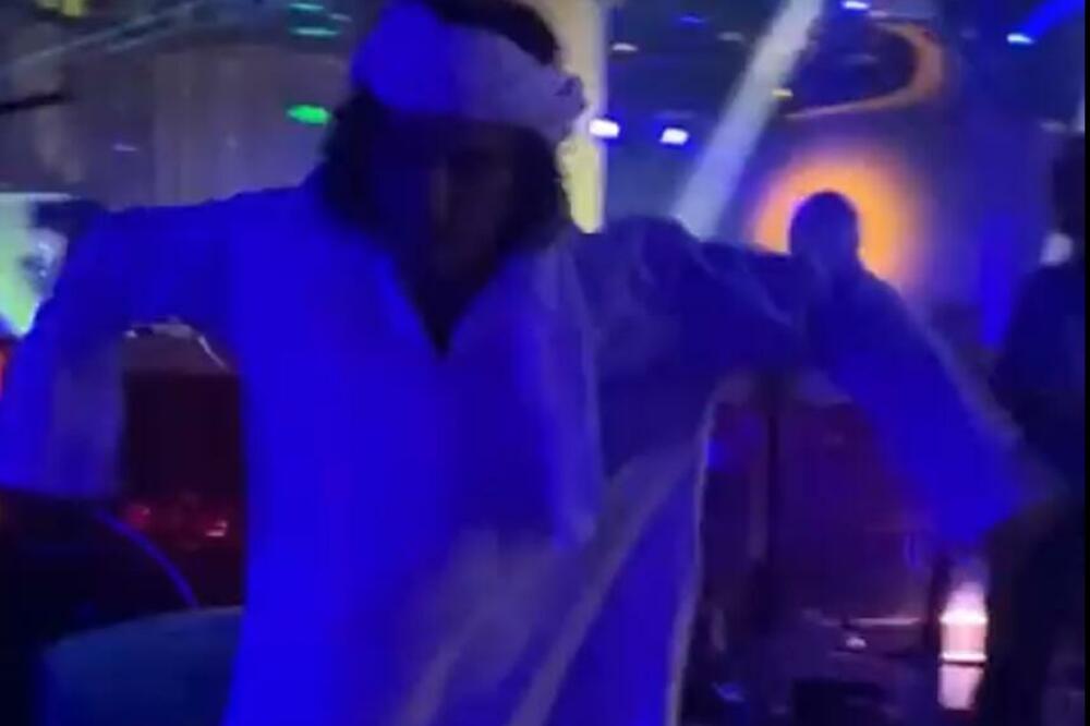 ŽELJKO MITROVIĆ MASKIRAN U ŠEIKA SKAKUTAO PO KLUBU U RITMU MUZIKE: Tviteraši ŠOKIRANI prizorom! (VIDEO)