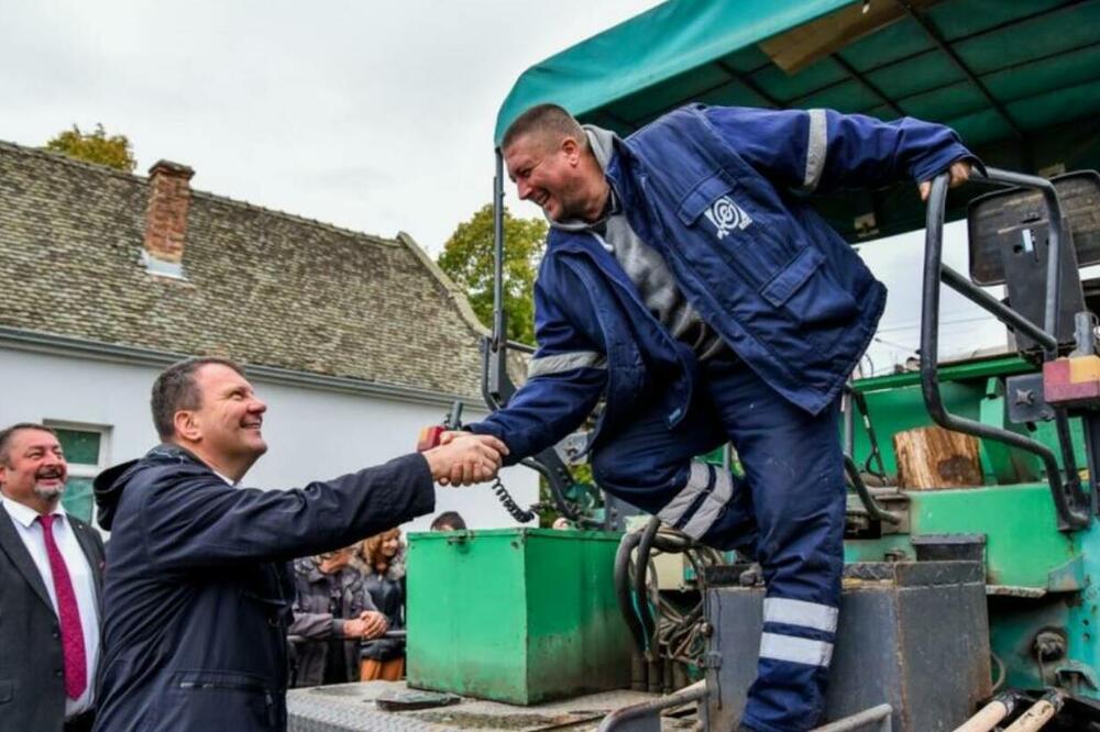 Mirović obišao radove na rekonstrukciji lokalnih puteva u opštini Sečanj