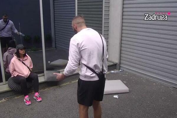 "DABOGDA CRKO U NAJGORIM MUKAMA, J*EBEM TI SVE ŠTO IMAŠ!" Maloletna Zadrugarka brutalno vređala dečka, NASTAO HAOS!