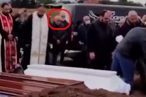 NIKO NIJE SLUTIO DA SE UBICA NALAZI MEĐU NJIMA: Pogledajte šta je radio Goran Džonić na sahrani Đokića! (VIDEO)
