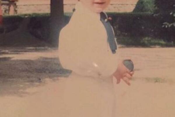 POGODITE KO JE DEČAK SA SLIKE! Svaki dan ga gledamo na TV-u, slika je stara 30 godina! (FOTO)