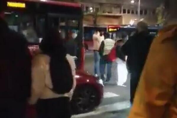 SUDAR U BULEVARU KRALJA ALEKSANDRA! Učestvovali automobil i autobus (VIDEO)