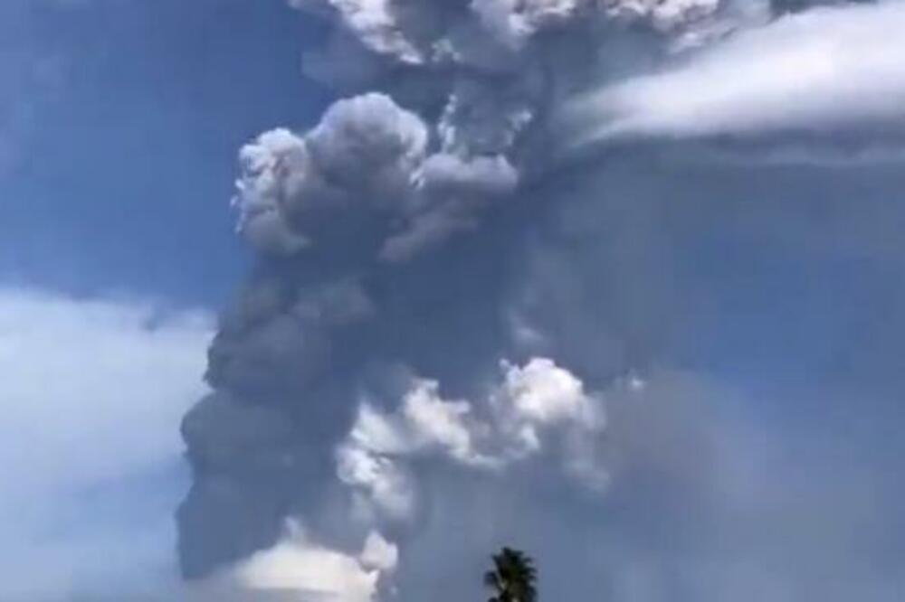 ETNA OPET AKTIVNA: Kulja dim, lava teče na celoj strani (VIDEO)