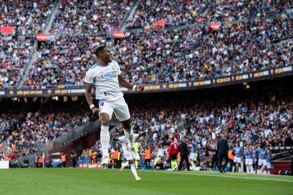 BARSELONA NIJE USPELA DA SKINE KRUNU KRALJU: Realu pripao "El klasiko" - na Kamp Nou muk!