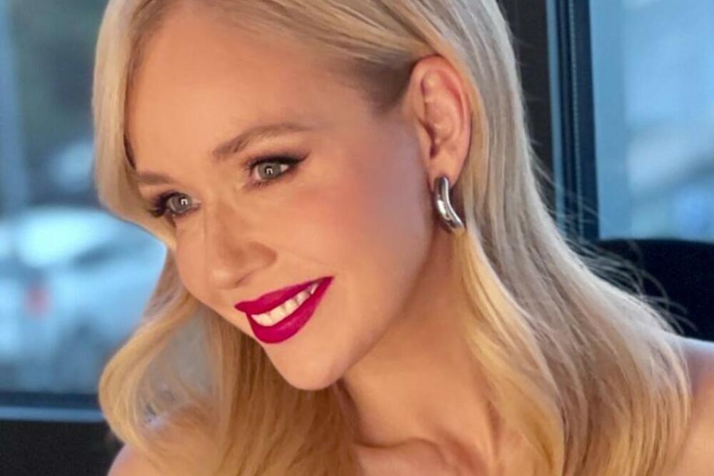 OBUČENA U LJUBAV! Jelena Rozga konačno u BELOM, fanovi podivljali: "IZGLEDAŠ KAO LUTKA"