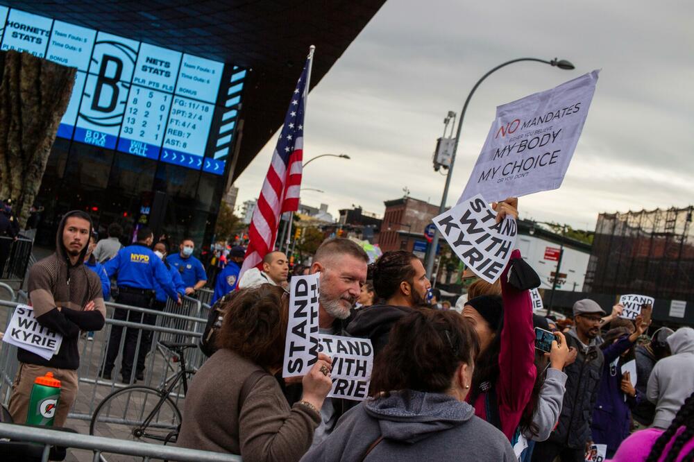 PUSTITE KAJRIJA DA IGRA: Obožavaoci američkog košarkaša organizovali protest ispred dvorane Bruklina (VIDEO+FOTO)