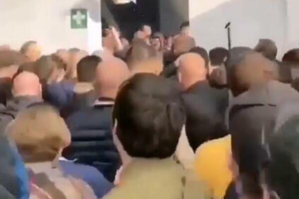 LETELE MOTKE, PESNICE I ČAŠE: Žestok sukob navijača Vest Hema i Totenhema! (VIDEO)