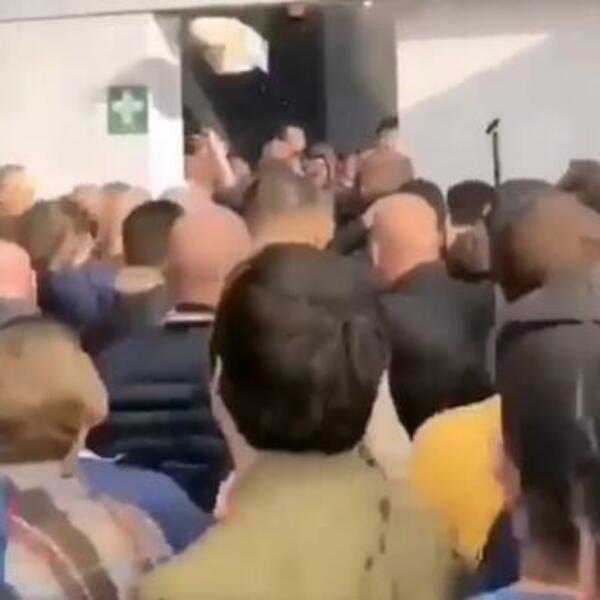 LETELE MOTKE, PESNICE I ČAŠE: Žestok sukob navijača Vest Hema i Totenhema! (VIDEO)