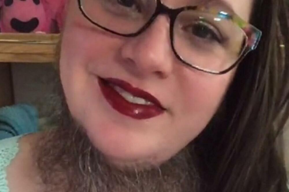 POZVAO JE BRADATU DEVOJKU NA DEJT! Hrabrom momku usledio HLADAN TUŠ (VIDEO)