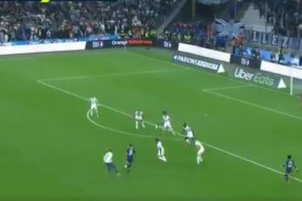 NAVIJAČ JURIO MESIJA PO TERENU: Stigao ga pre nego što je obezbeđenje reagovalo! (VIDEO)