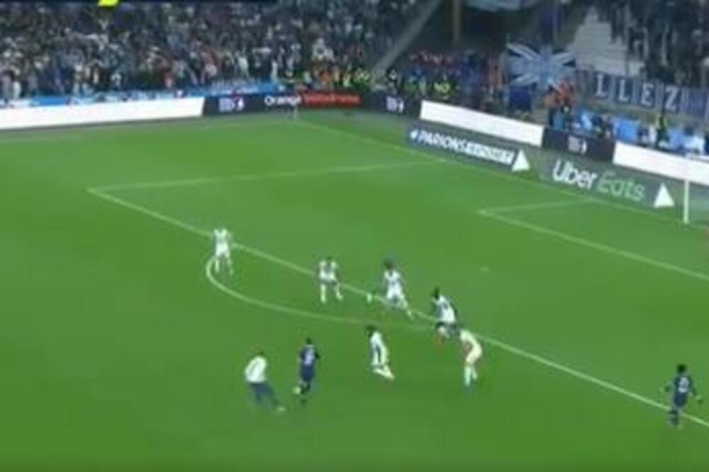 NAVIJAČ JURIO MESIJA PO TERENU: Stigao ga pre nego što je obezbeđenje reagovalo! (VIDEO)