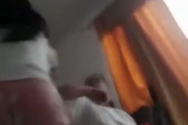 SKANDAL KOJI JE POTRESAO CELU ZEMLJU! Ćerka UDARA MAJKU iz sve snage, jadna žena se brani kako zna i ume (VIDEO)