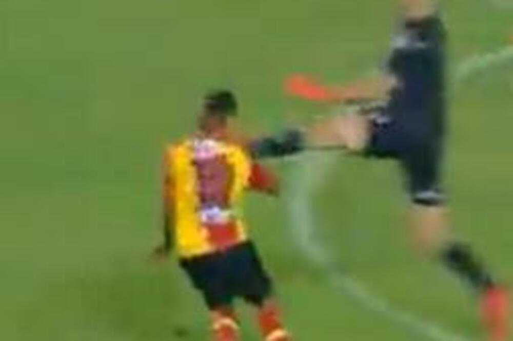 JEZIV START GOLMANA: Zamalo nije otkinuo glavu napadaču! (VIDEO)