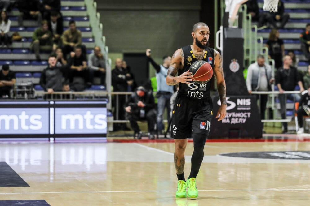 JE L' VAS MAMA TO NAUČILA? Navijači Partizana vređali Mura, a onda se oglasila POBESNELA Niki! (FOTO)