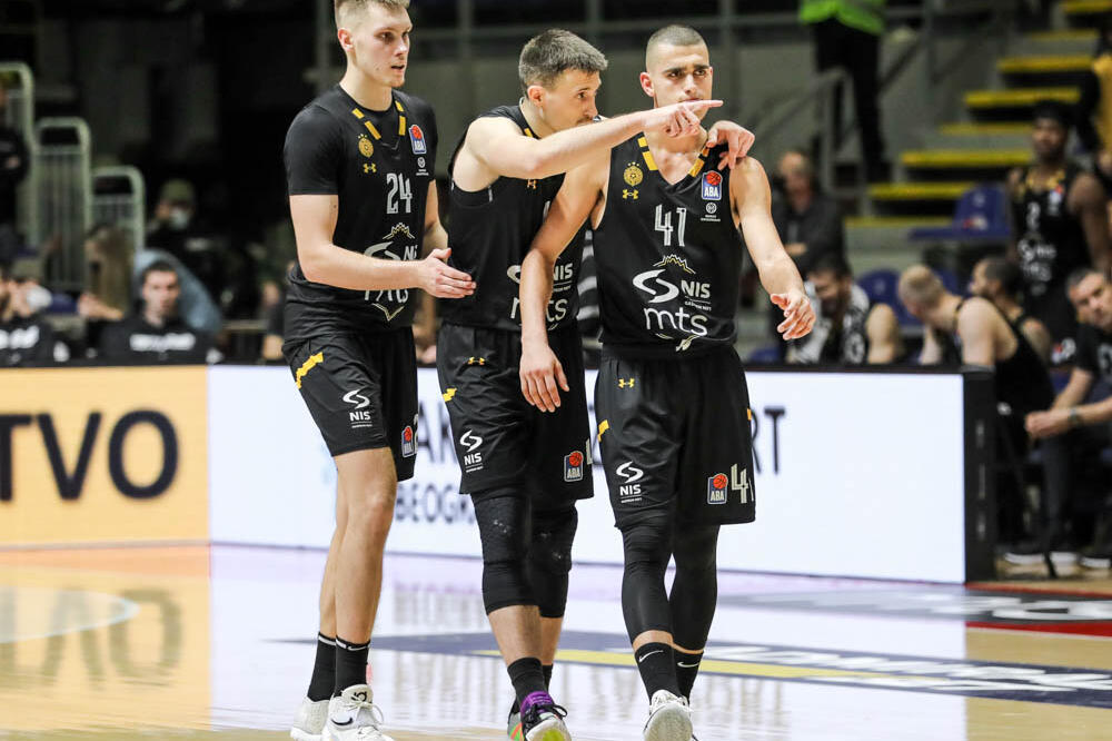 TAKO SE POSTAJE ŽOCOV ADUT: 'Pionir' odavno prazan, a mladi košarkaš Partizana vežba šut i dribling! (VIDEO)