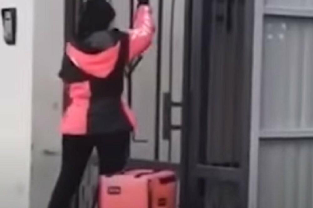 DOSTAVLJAČICA HRANE PREDUGO ČEKALA DA JOJ OTVORE: Preuzela stvar u svoje RUKE, gore MREŽE! (VIDEO)
