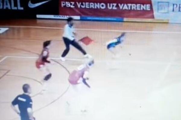 PIJANI LINIJSKI SUDIJA PRAVIO ŠOU U HRVATSKOJ: Hteo da primi loptu "čekićem", ali je mnogo bolji kao UPIJAČ! VIDEO