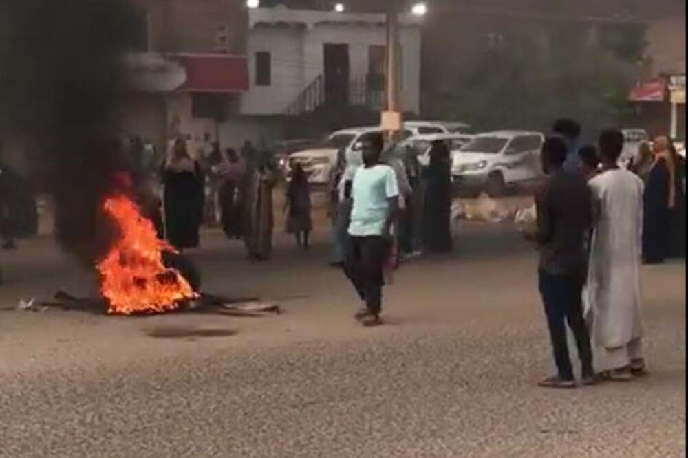PROGLAŠENO VANREDNO STANJE U SUDANU! Vojska izvela PUČ, povređeno 12 ljudi u neredima! (VIDEO)