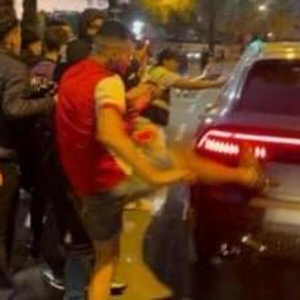 OD LEGENDE DO NAJOMRAŽENIJEG: Navijači Barse opkolili pa ŠUTIRALI Kumanov auto - sa njim je bila SUPRUGA! (VIDEO)