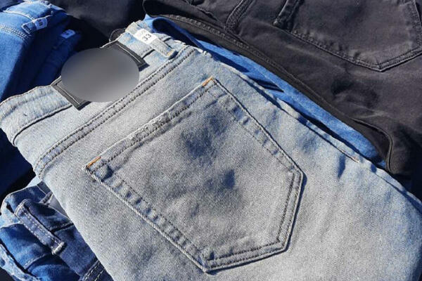 CARINA KOD KRALJEVA: Automobil pun odeće, zaplenjeno 60 zimskih jakni i 135 pari farmerki (FOTO)